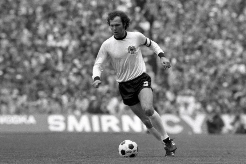 Franz Beckenbauer thời còn trẻ và chơi cho đội tuyển quốc gia Đức