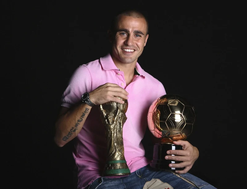 Fabio Cannavaro cùng 2 giải thưởng danh giá nhất trong giới bóng đá
